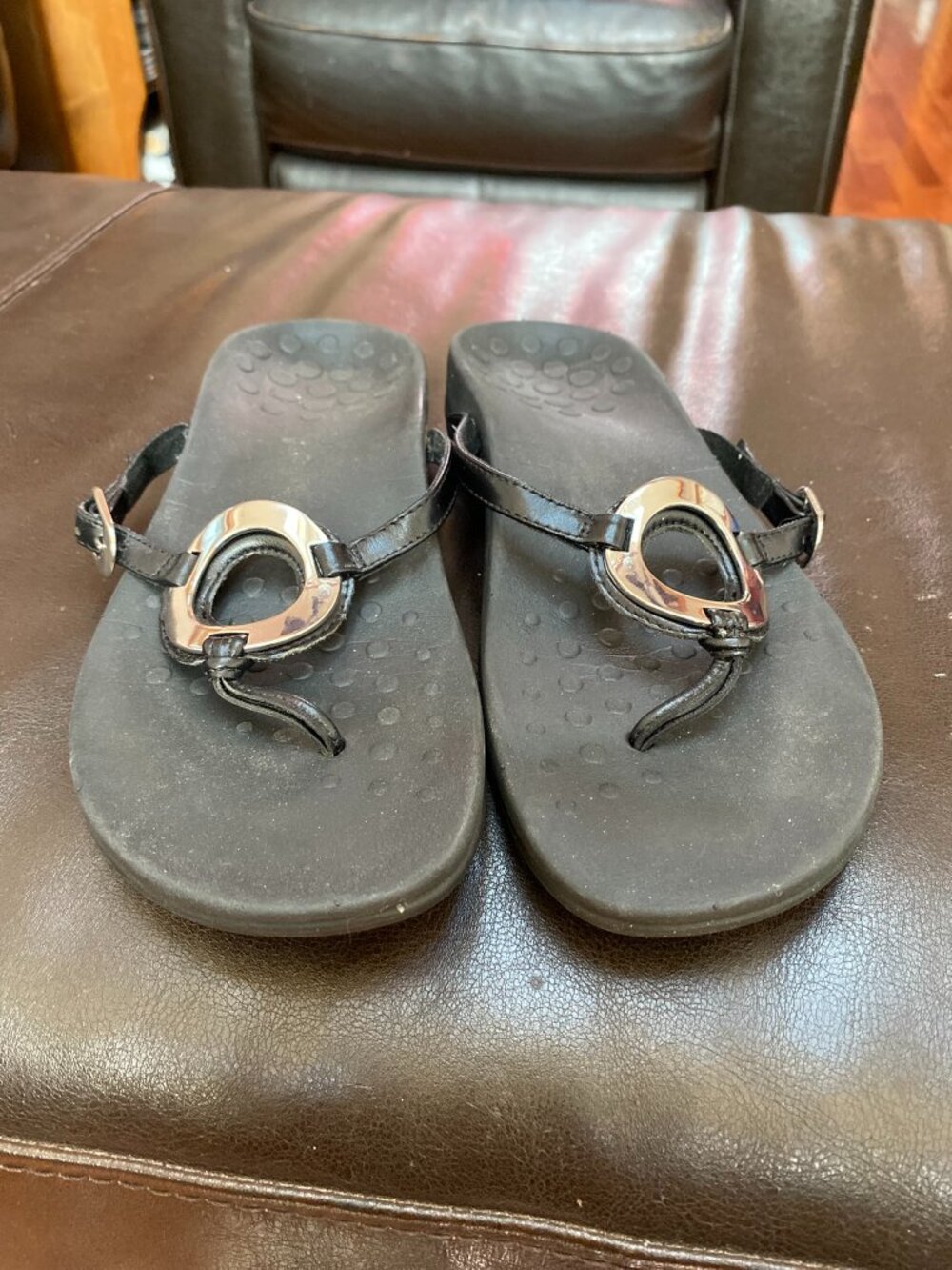 Vionic silver ring black thong sandals 8.5